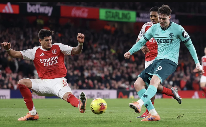 Arsenal thắng bằng hai bàn đá phản, vững ngôi đầu Ngoại hạng