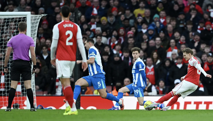 Arsenal vượt khó hạ Brighton, tái chiếm đỉnh bảng Premier League
