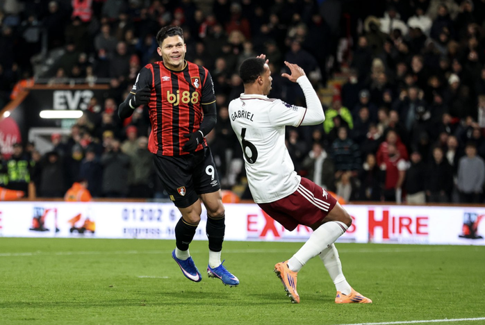 Declan Rice bùng nổ tại Vitality Stadium, Arsenal vững ngôi đầu Ngoại hạng