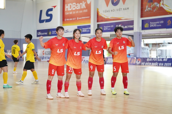 Thùy Trang lập hat-trick kiến tạo, TP HCM bám đuổi Thái Sơn Nam TP HCM
