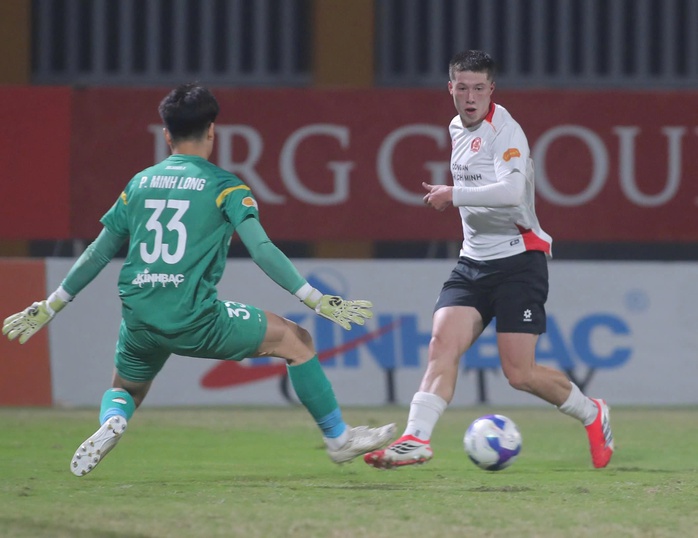 Chân sút Việt kiều ghi dấu